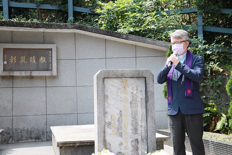 圖片標題:圖九 向石超庸故校長致意後請校牧室黃寬裕主任祝禱