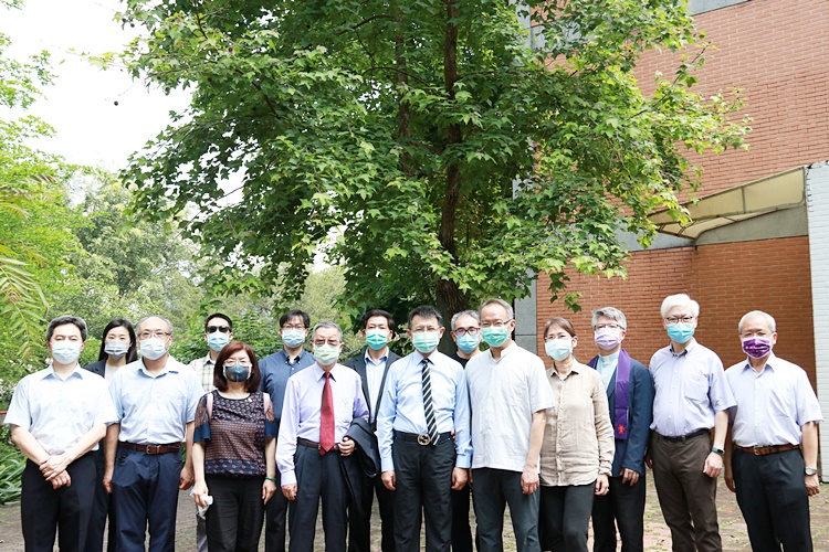 圖片標題:圖二 師長向王寵惠故董事長伉儷、石超庸故校長伉儷致意後合影。