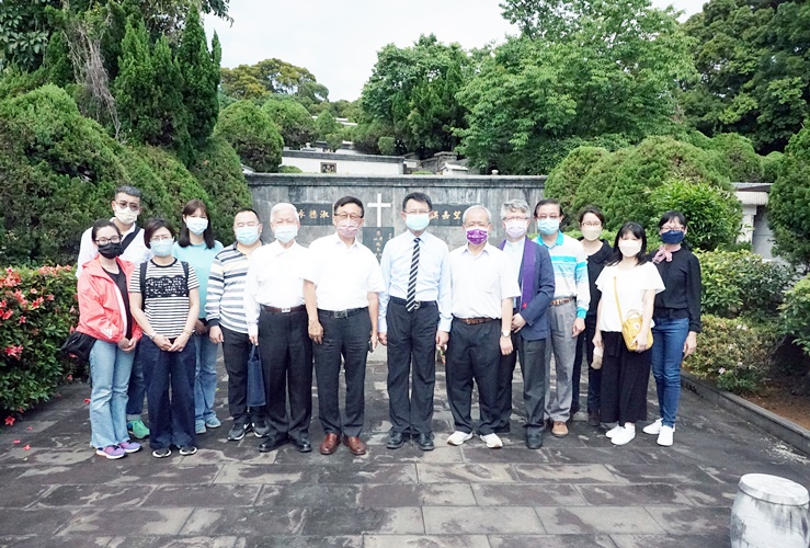 圖片標題:圖四 師長向端木愷故校長伉儷致意後合影