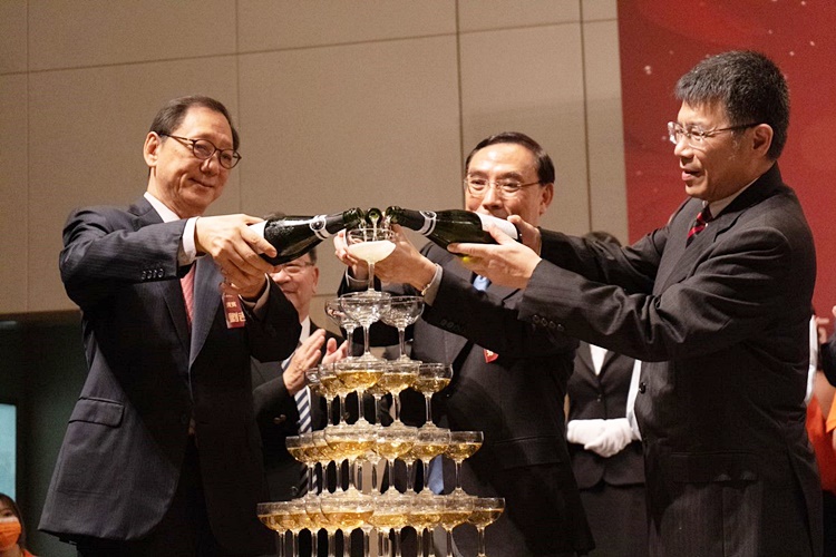 圖片標題:04香檳塔注酒歡慶建院106週年院慶