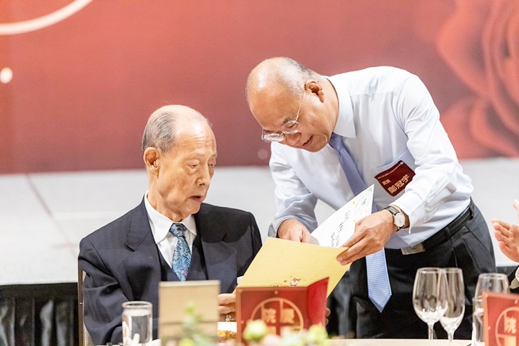 圖片標題:02法學院鄭冠宇院長(左)致贈王紹堉董事長(右)生日賀卡