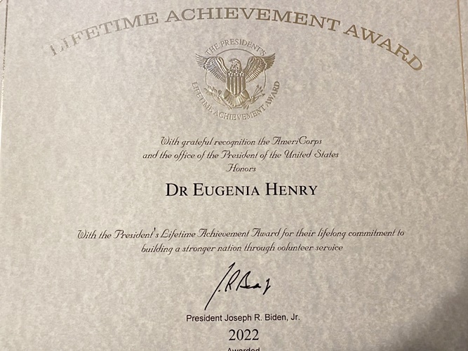 圖片標題:圖說：白越珠學姐榮獲美國總統拜登頒發終身成就獎