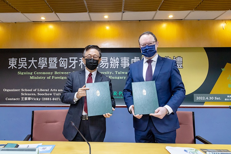 圖片標題:01 董保城副校長和匈牙利貿易辦事處代表羅林舉行簽約儀式