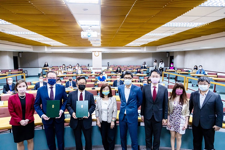 圖片標題:02 董保城副校長和和匈牙利貿易辦事處代表羅林和副代表李莉握手致意，期待雙方合作順利。