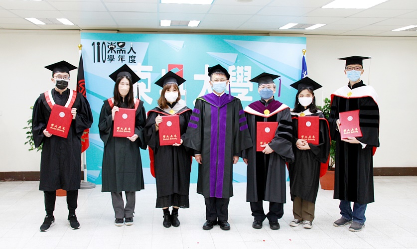 圖片標題:02潘維大校長與畢業生們合影留念_已裁。