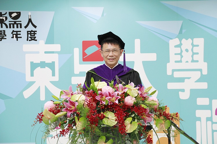 圖片標題:01潘維大校長為畢業生獻上祝福語。