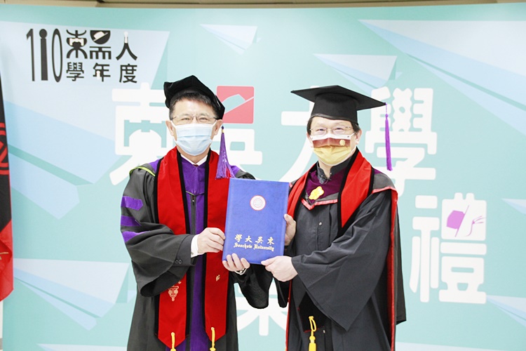 圖片標題:03潘維大校長(左)與斐陶斐榮譽會員代表簡宏偉(右)合影