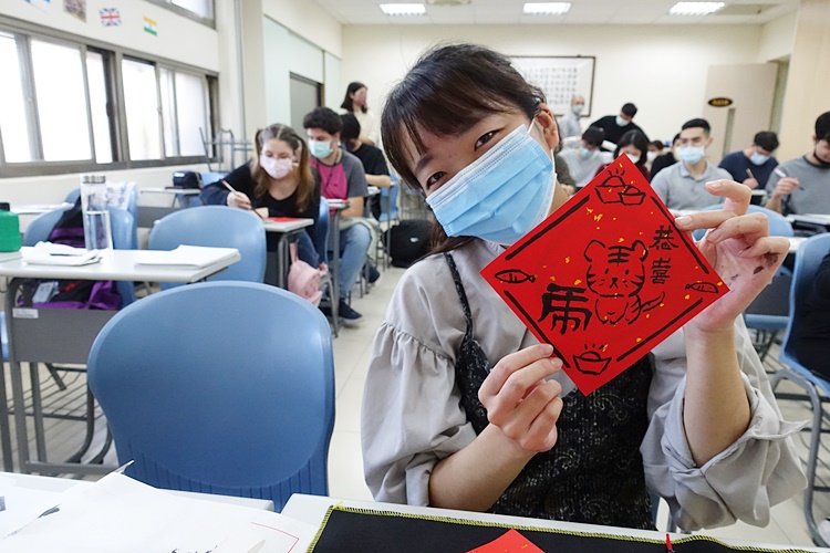 圖片標題:武笠佳那子同學位中心繪製的春聯