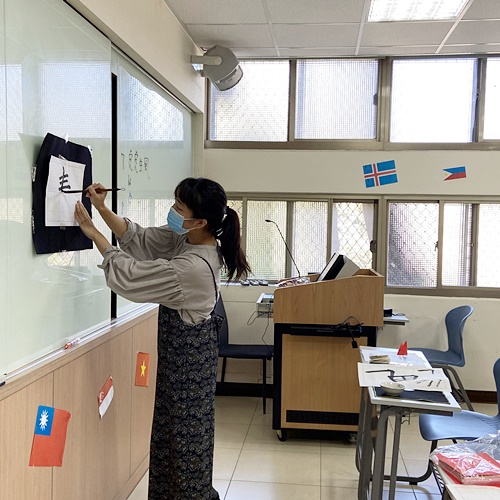 圖片標題:武笠佳那子同學擔任小老師教華語生書法
