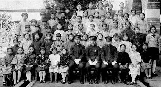 圖片標題:圖三、1932年畢業照，女生人數增加，穿精緻傳統服裝，精神抖擻。