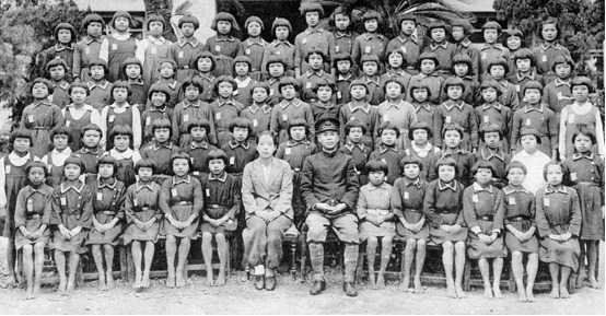 圖片標題:圖五、1944年，二戰結束前夕，畢業班學生衣著顯示戰時窘迫景況