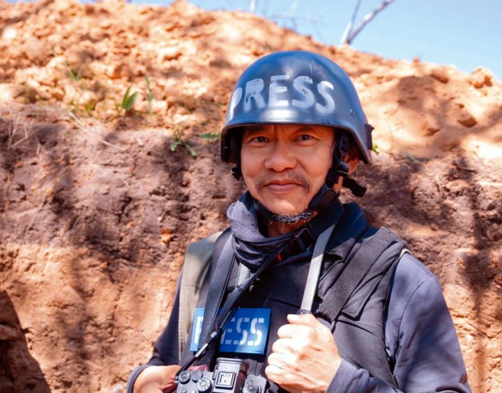 圖片標題:圖說：111年3月4日張乾琦學長身穿防彈背心和頭盔親赴戰場，勇闖前線進入烏克蘭，透過行動用照片記錄歷史