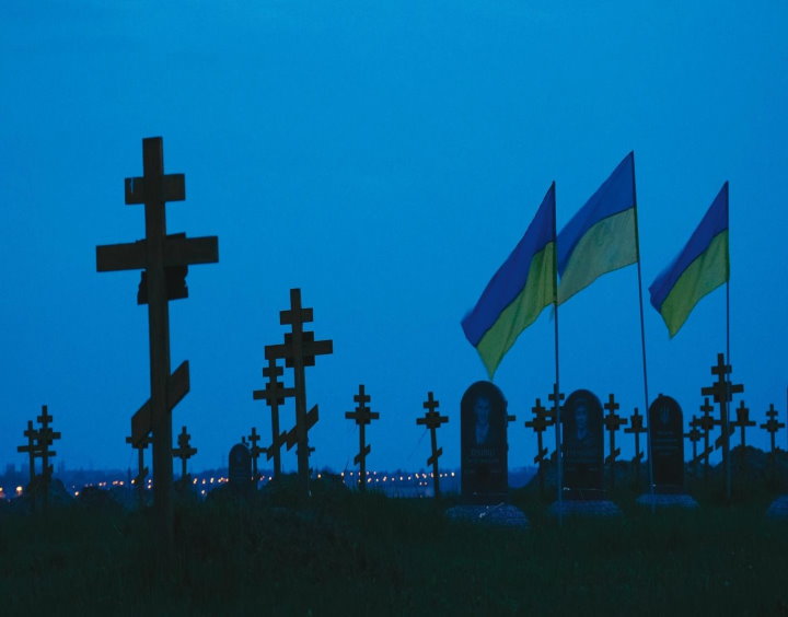 圖片標題:圖說：烏克蘭國旗飄揚、十字架矗立，讓人看見戰爭的殘酷與感傷