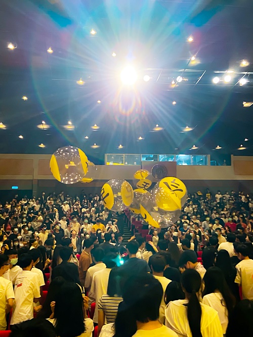 圖片標題:09 同學們奮力地將球向後傳