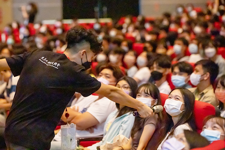 圖片標題:02學長姐和新生們互動教唱