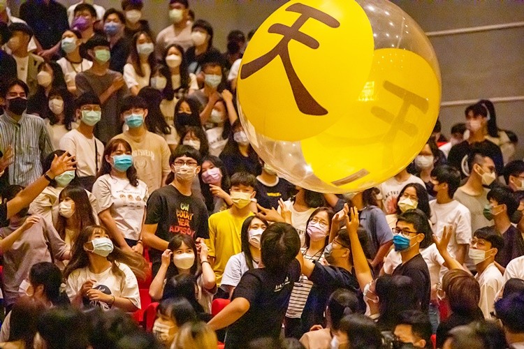 圖片標題:08 同學們奮力地將球向後傳