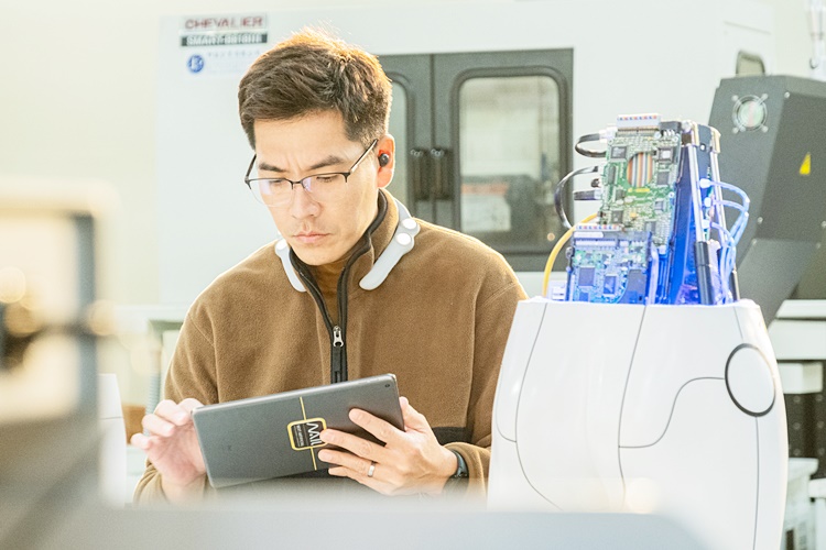 圖片標題:王傳一在《科學少女》裡詮釋閉俗內斂的工程師