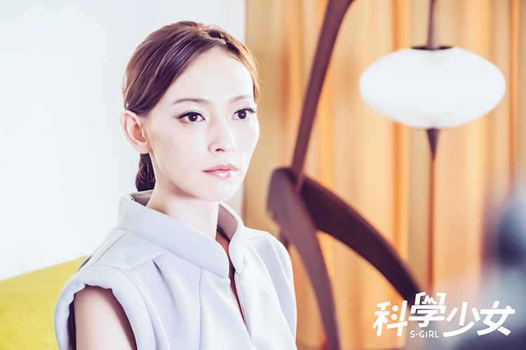 圖片標題:姚以緹一人分飾兩角，挑戰飾演AI 機器人