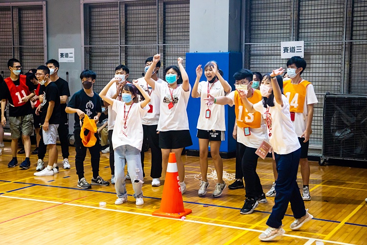 圖片標題:03 同學們替隊友歡呼、加油打氣