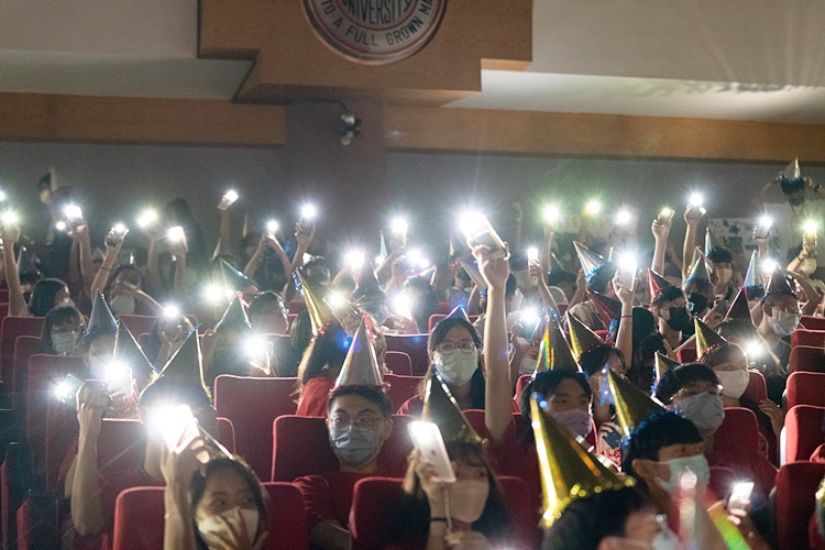 圖片標題:10 同學們一起大喊「夢想發光」