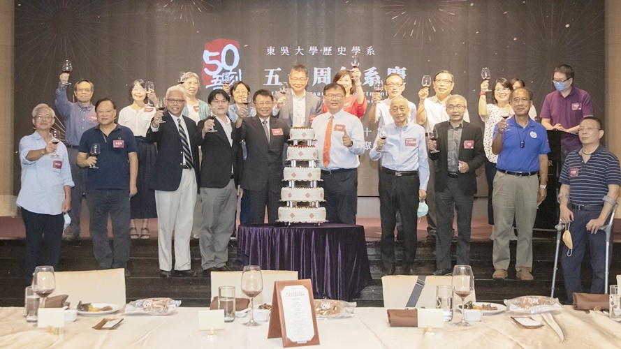 圖片標題:05舉杯