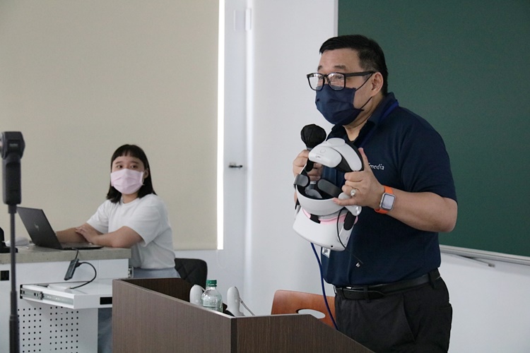 圖片標題:05.鄭期成教師解說設備使用方法