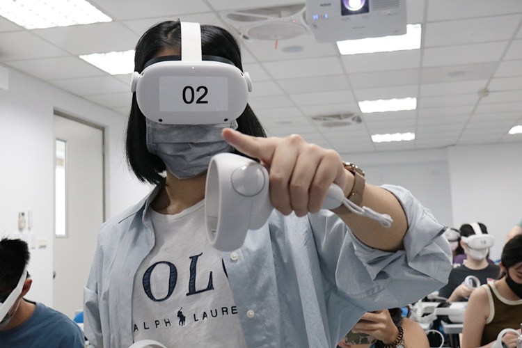 圖片標題:08.學生使用Meta Quest2設備(3)