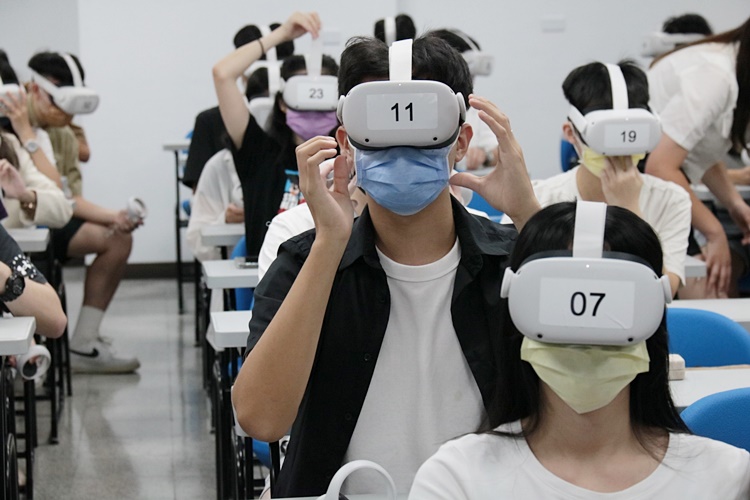 圖片標題:06.學生使用Meta Quest2設備(1)