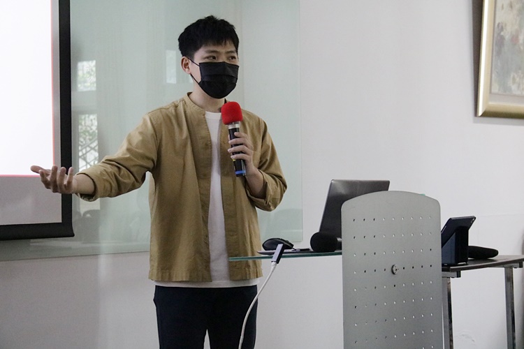 圖片標題:陳韋聿知識長認真的講解