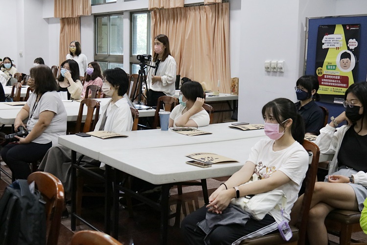 圖片標題:03. 認真聽講的同學們