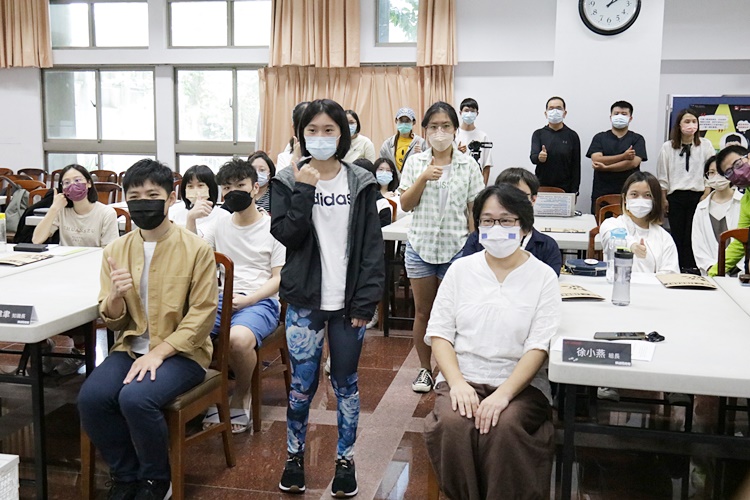 圖片標題:知識長與同學們合照留念