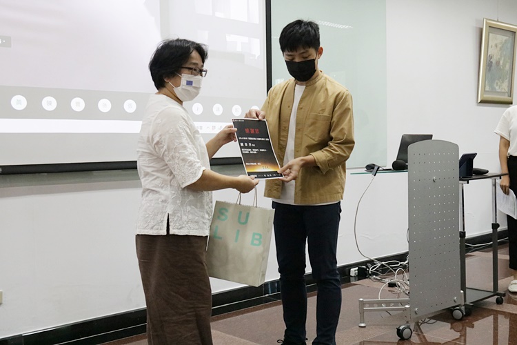 圖片標題:頒發感謝狀給知識長