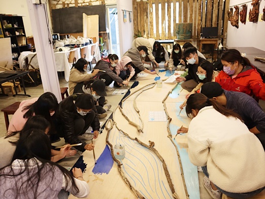 圖片標題:學生以海洋廢棄物創作「座頭鯨」