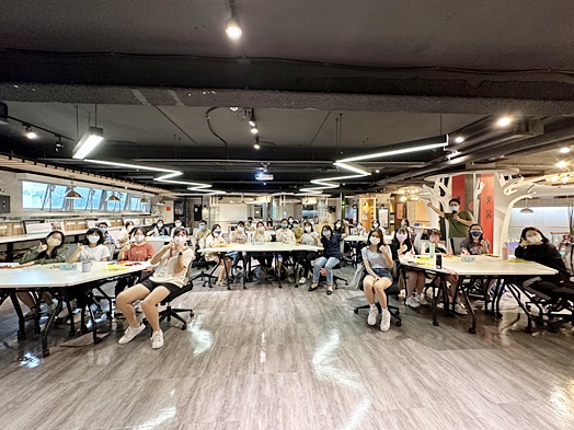 圖片標題:圖二：姚淑文社會資源長與同學們大合照