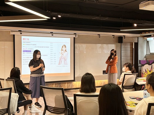 圖片標題:圖三：王孝梅學姐帶領學生進行自我認識