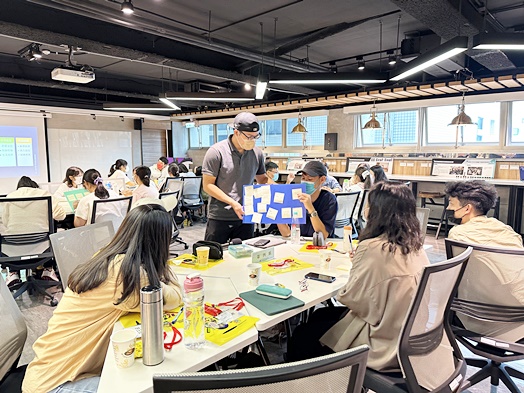 圖片標題:圖四：鄒柏彥導師帶領學生分組進行議題討論