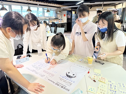 圖片標題:圖七：學生們正緊鑼密鼓發想老師分配的任務