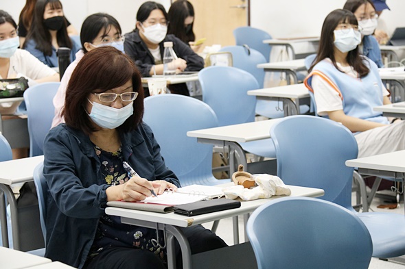 圖片標題:05.認真做筆記的黃秀端教授