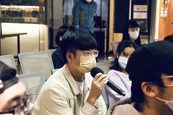 圖片標題:04同學認真的發問