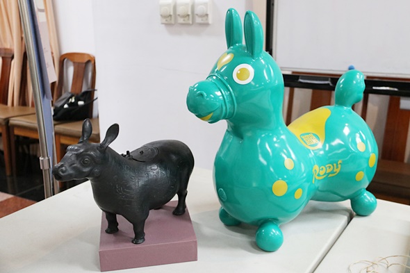 圖片標題:05.嵌綠松石金屬絲犧尊與跳跳馬