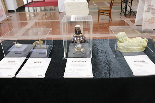 圖片標題:06. 黃玉鴨、玉辟邪、霽青描金游魚轉心瓶及白瓷嬰兒枕