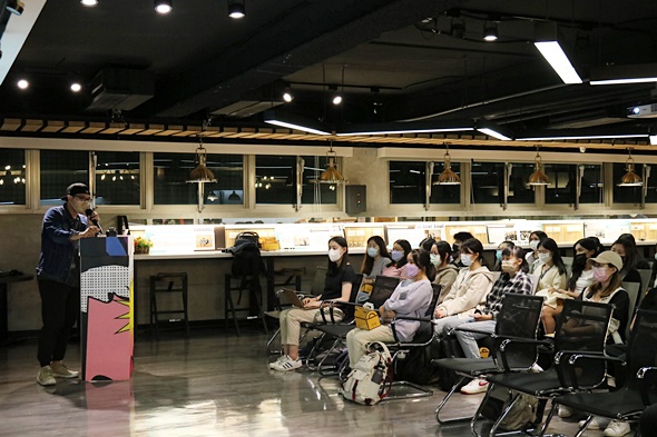 圖片標題:04 講師與認真聆聽的同學們