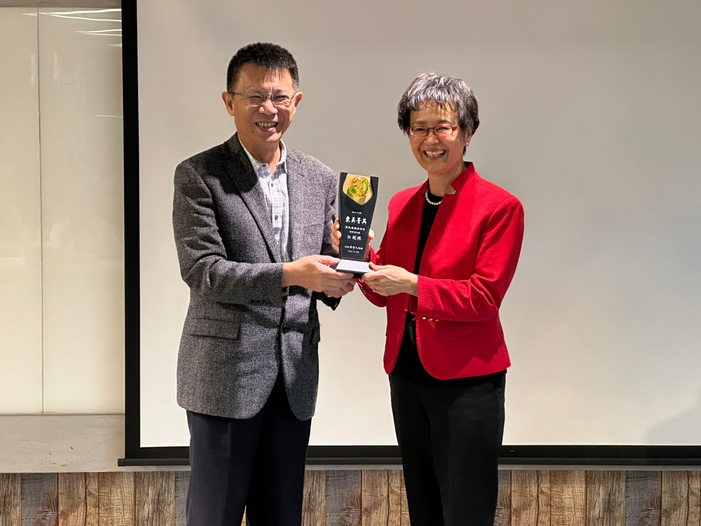 圖片標題:4圖說：潘維大校長代表學校致贈白越珠學姐(右)東吳第五屆傑出校友榮譽獎座