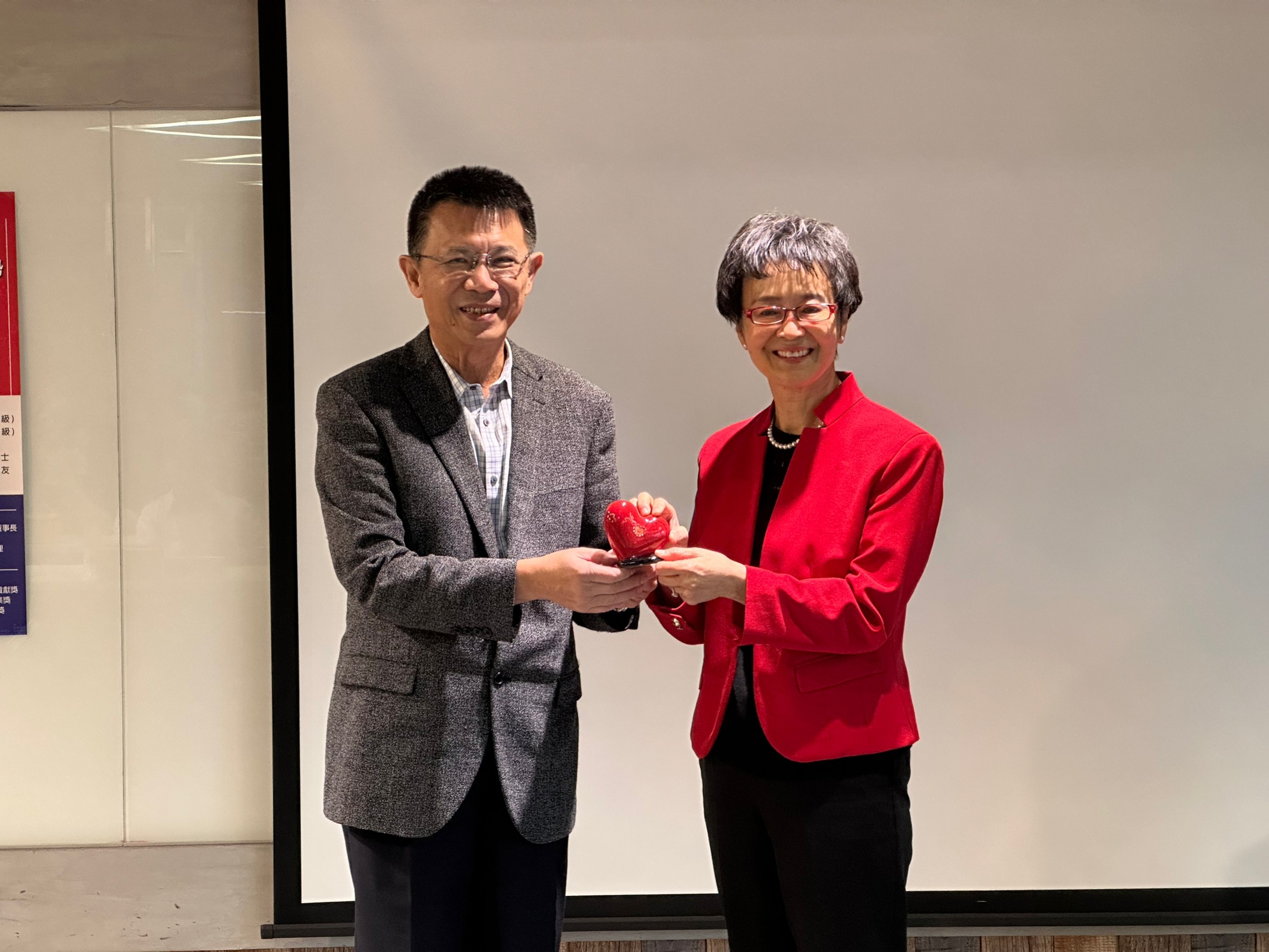 圖片標題:3圖說：潘維大校長代表學校致贈白越珠學姐(右)東吳建校120年心心相輔紀念座