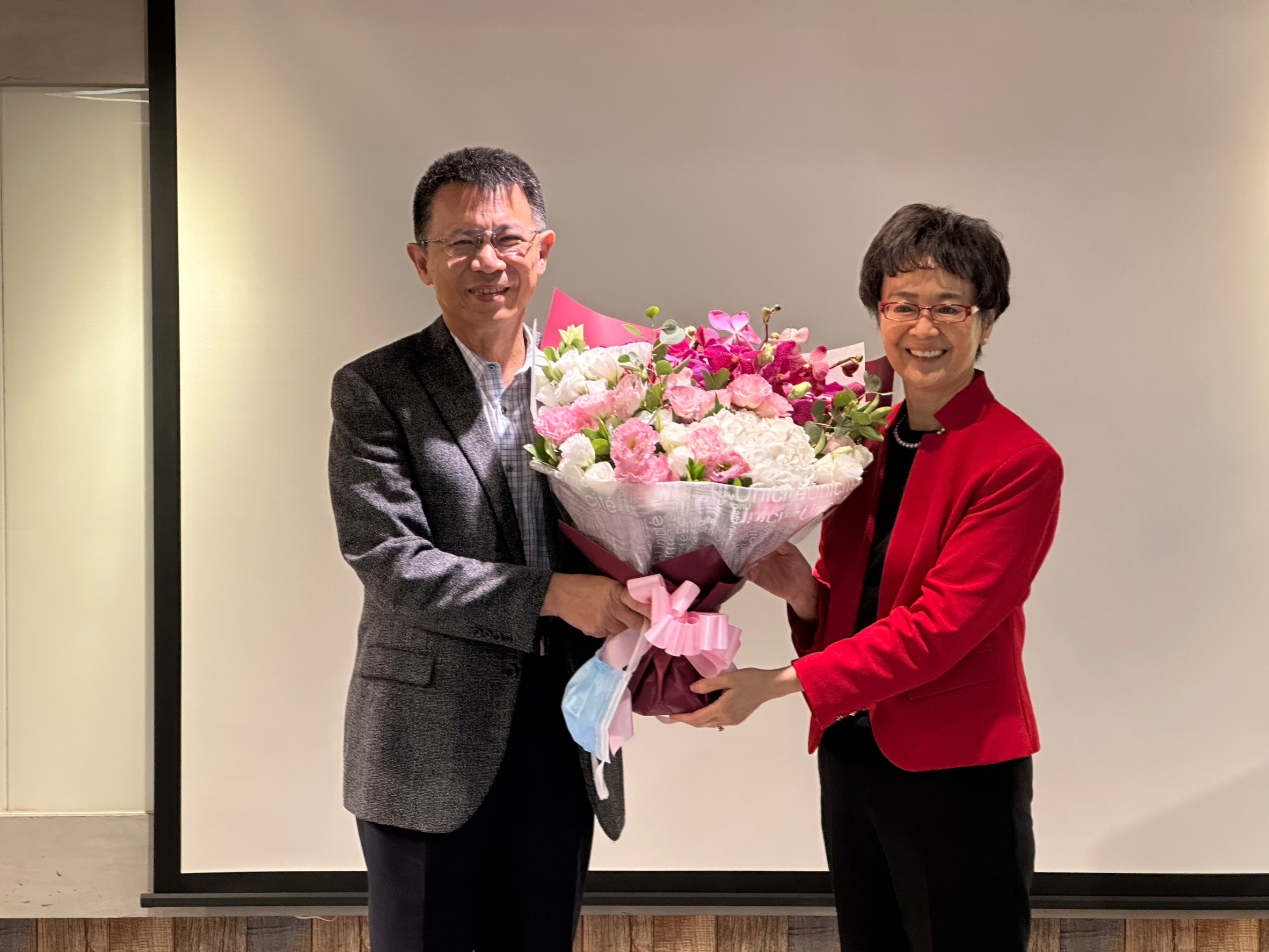 圖片標題:5圖說：潘維大校長(左)致贈白越珠學姐(右)花束，感謝學姐努力讓東吳大學被看見