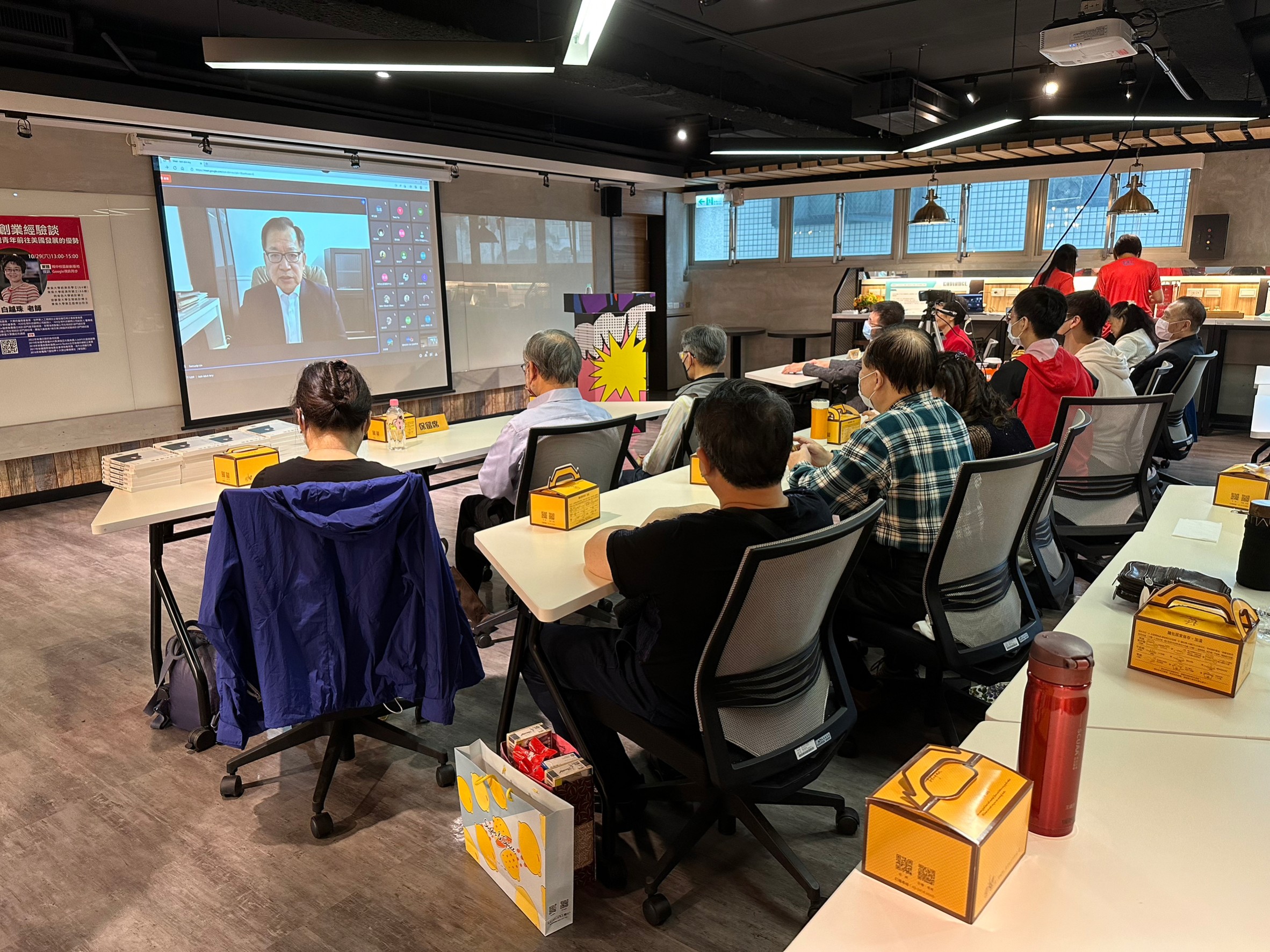 圖片標題:2圖說：東吳傑英會林鵬良理事長於美國透過線上方式，感謝學姐的在專業領域的貢獻