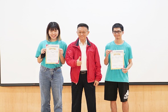 圖片標題:03 董保城副校長與兩位志工授證代表合照