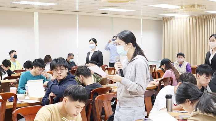 圖片標題:04 學生針對英文系課程安排及學分提出詢問