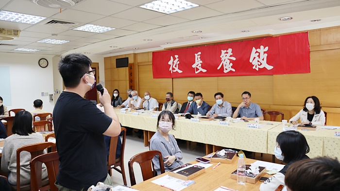 圖片標題:05 許同學向師長提出城中校區地下閱覽室老舊設備更新建議