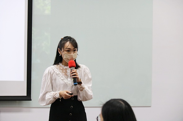 圖片標題:01 劉婷妮營養師認真演講的神情